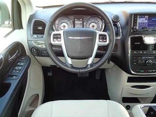 Chrysler Town and Country 2011 photo 2