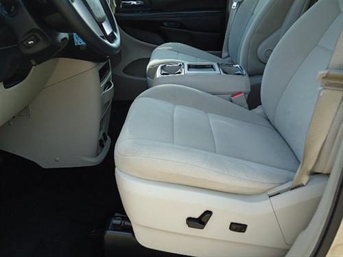 Chrysler Town and Country 2011 photo 3