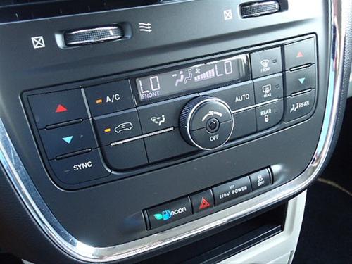 Chrysler Town and Country 2011 photo 4