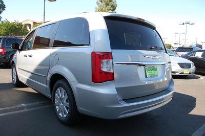 Chrysler Town and Country 2011 photo 1