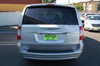 Chrysler Town and Country 2011 photo 2