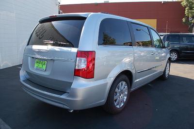 Chrysler Town and Country 2011 photo 3