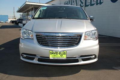 Chrysler Town and Country 2011 photo 4