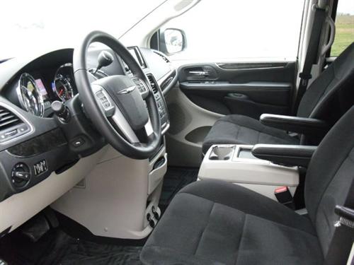 Chrysler Town and Country 2011 photo 2