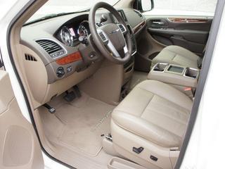 Chrysler Town and Country 2011 photo 1