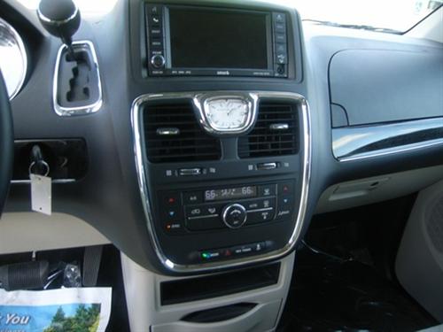 Chrysler Town and Country 2011 photo 1