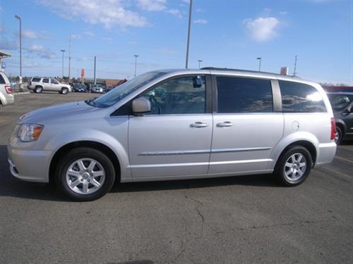 Chrysler Town and Country 2011 photo 2
