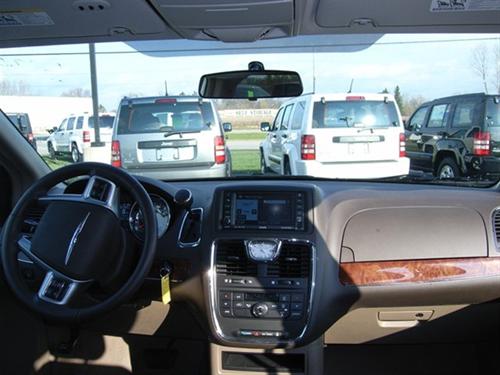 Chrysler Town and Country 2011 photo 3