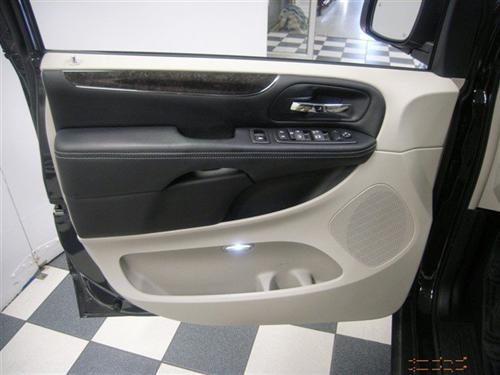 Chrysler Town and Country 2011 photo 1