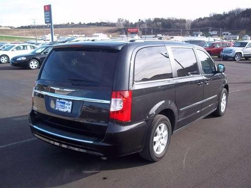 Chrysler Town and Country 2011 photo 1