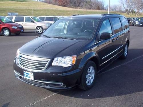 Chrysler Town and Country 2011 photo 3