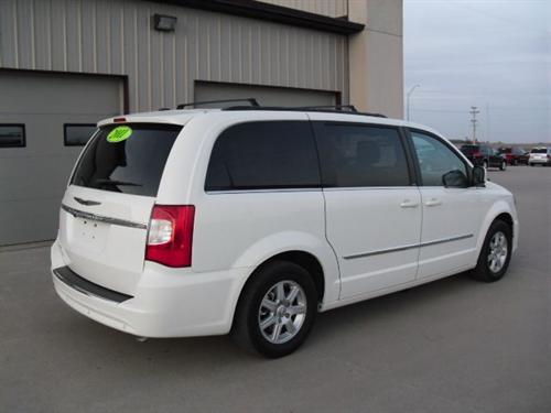 Chrysler Town and Country 2011 photo 2