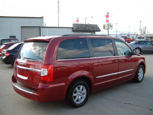 Chrysler Town and Country 2011 photo 1