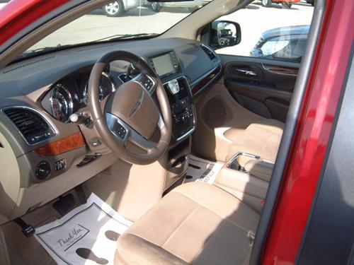Chrysler Town and Country 2011 photo 3