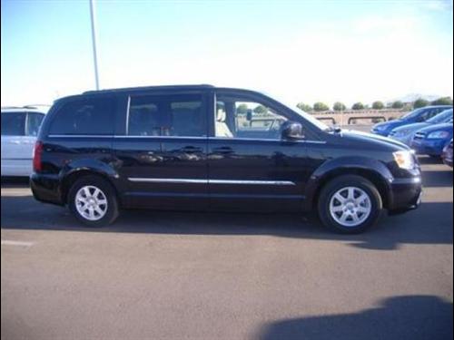 Chrysler Town and Country 2011 photo 2