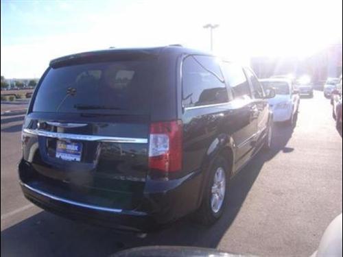 Chrysler Town and Country 2011 photo 3