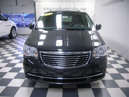 Chrysler Town and Country 2011 photo 1