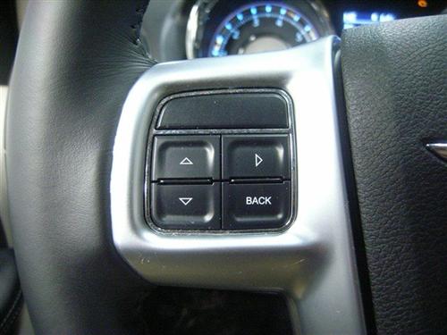 Chrysler Town and Country 2011 photo 3