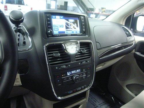 Chrysler Town and Country 2011 photo 4