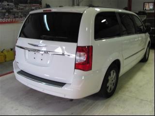 Chrysler Town and Country 2011 photo 2