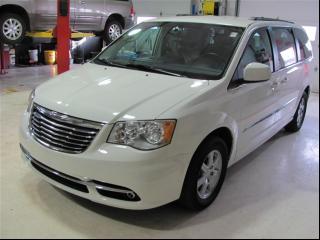 Chrysler Town and Country 2011 photo 3