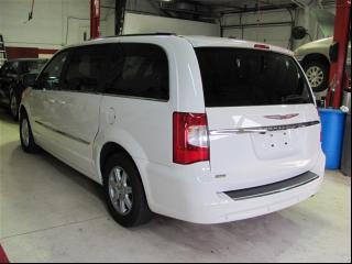 Chrysler Town and Country 2011 photo 4