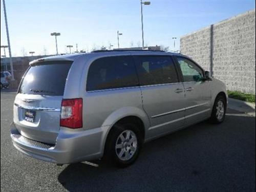 Chrysler Town and Country 2011 photo 1