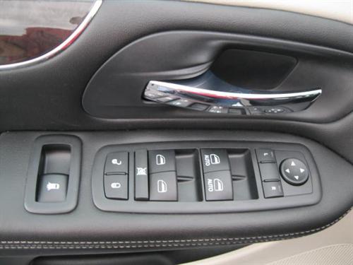 Chrysler Town and Country 2011 photo 2