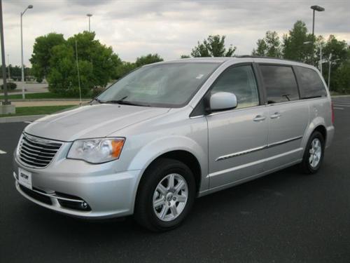 Chrysler Town and Country 2011 photo 3
