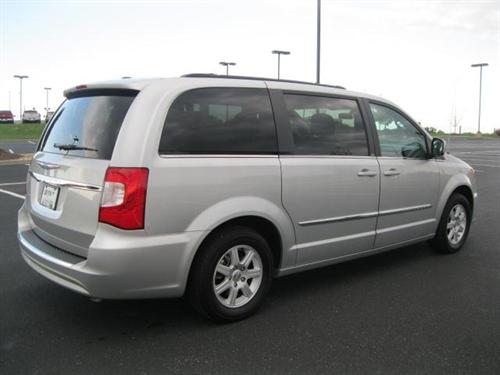Chrysler Town and Country 2011 photo 4