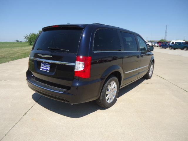 Chrysler Town and Country 2011 photo 1