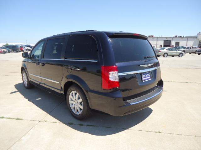 Chrysler Town and Country 2011 photo 2