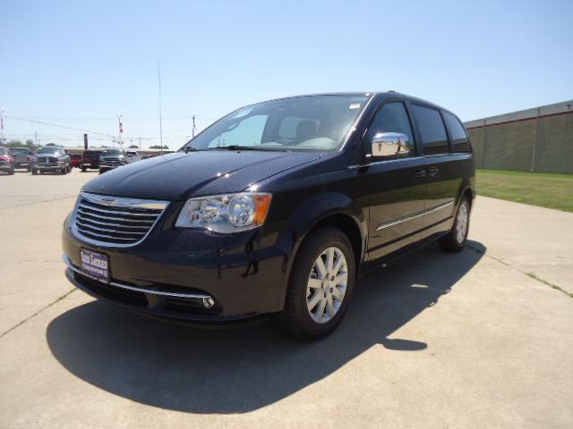 Chrysler Town and Country 2011 photo 3