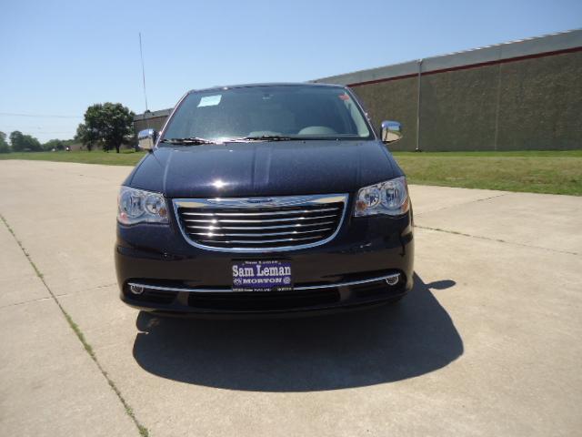 Chrysler Town and Country 2011 photo 4