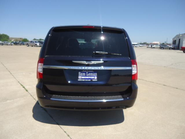 Chrysler Town and Country 2011 photo 5