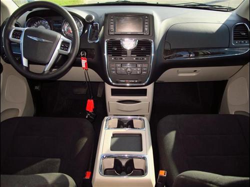 Chrysler Town and Country 2011 photo 1