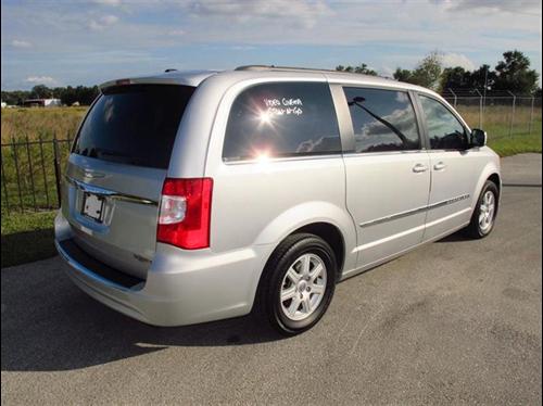 Chrysler Town and Country 2011 photo 3