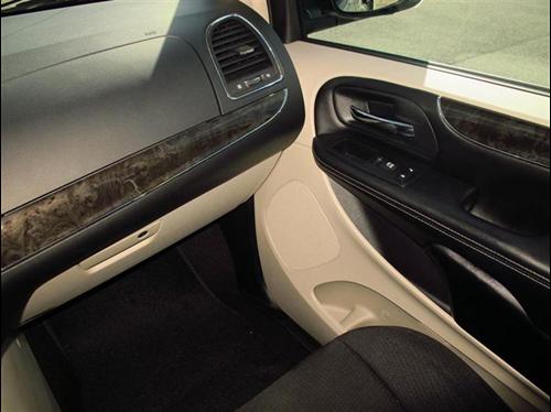 Chrysler Town and Country 2011 photo 5