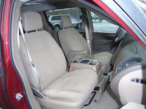 Chrysler Town and Country 2011 photo 2