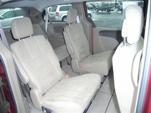 Chrysler Town and Country 2011 photo 3
