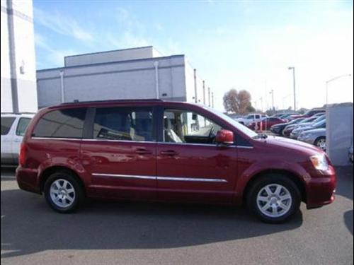 Chrysler Town and Country 2011 photo 2
