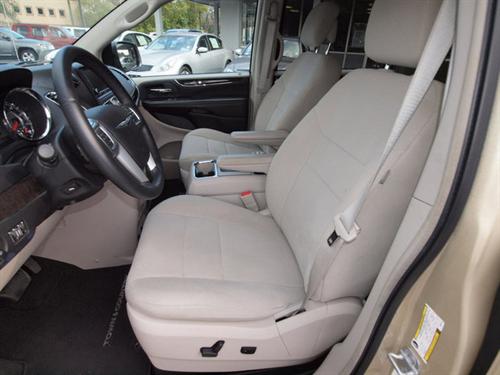 Chrysler Town and Country 2011 photo 2