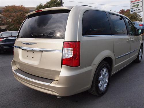 Chrysler Town and Country 2011 photo 3