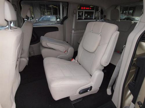 Chrysler Town and Country 2011 photo 4