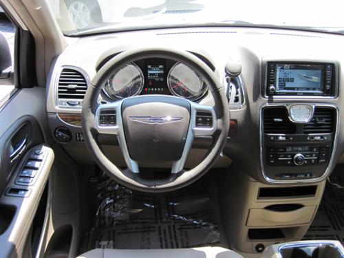 Chrysler Town and Country 2011 photo 2