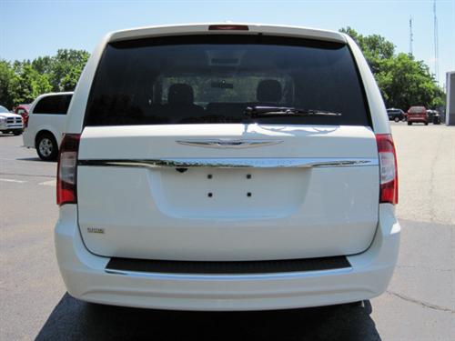Chrysler Town and Country 2011 photo 3