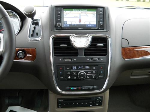 Chrysler Town and Country 2011 photo 4
