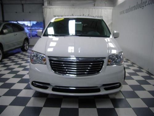 Chrysler Town and Country 2011 photo 2