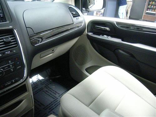Chrysler Town and Country 2011 photo 3