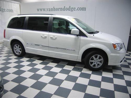 Chrysler Town and Country 2011 photo 4